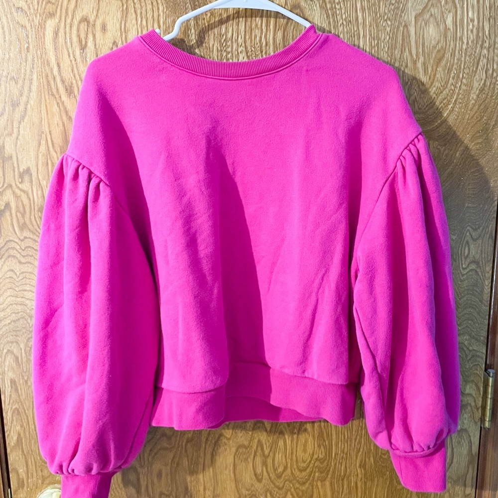 Size M. Color is a bit distorted otherwise in good condition.